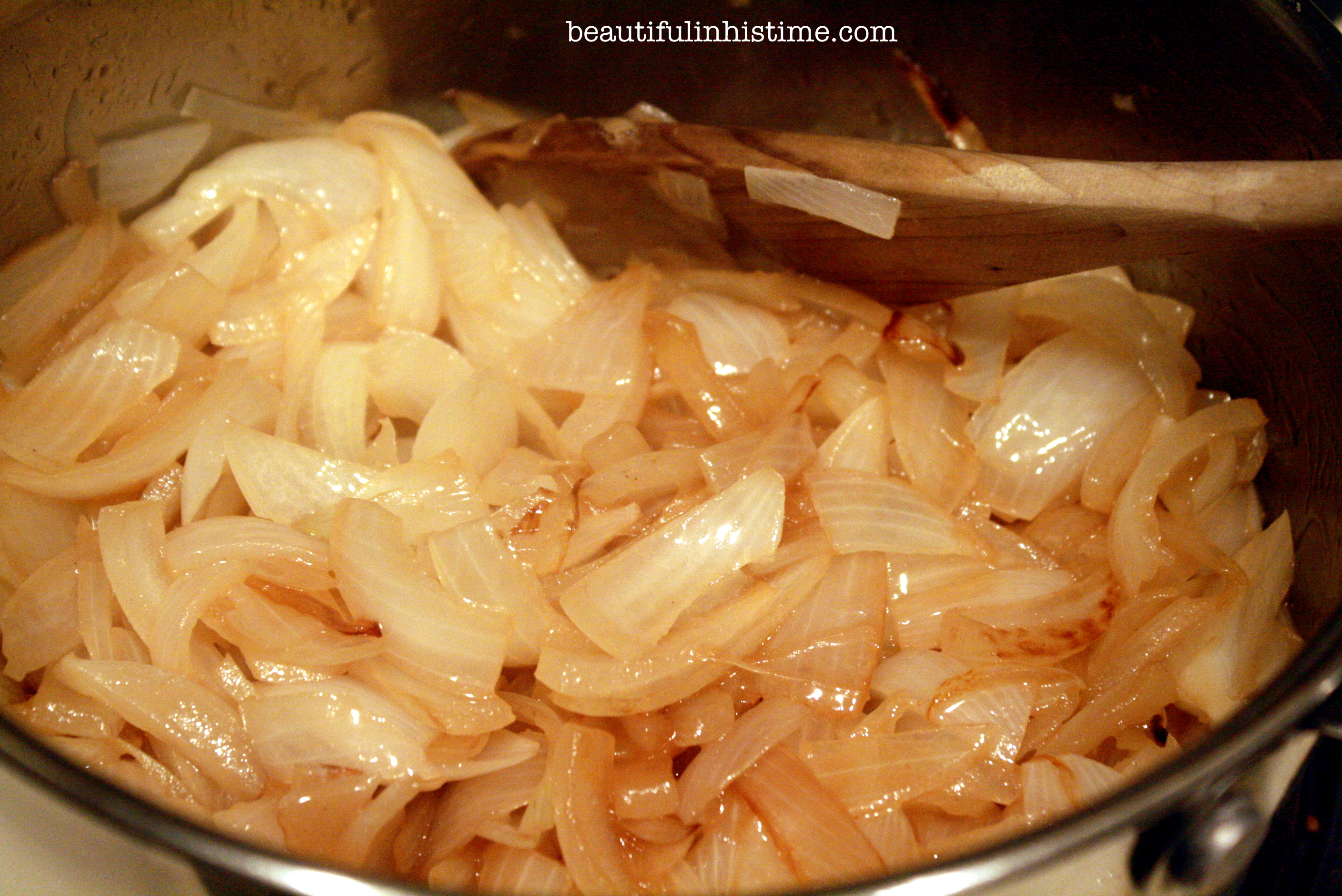 French onion soup recipe #comfortfood via Aprille beautifulinhistime.com @beautyinhistime