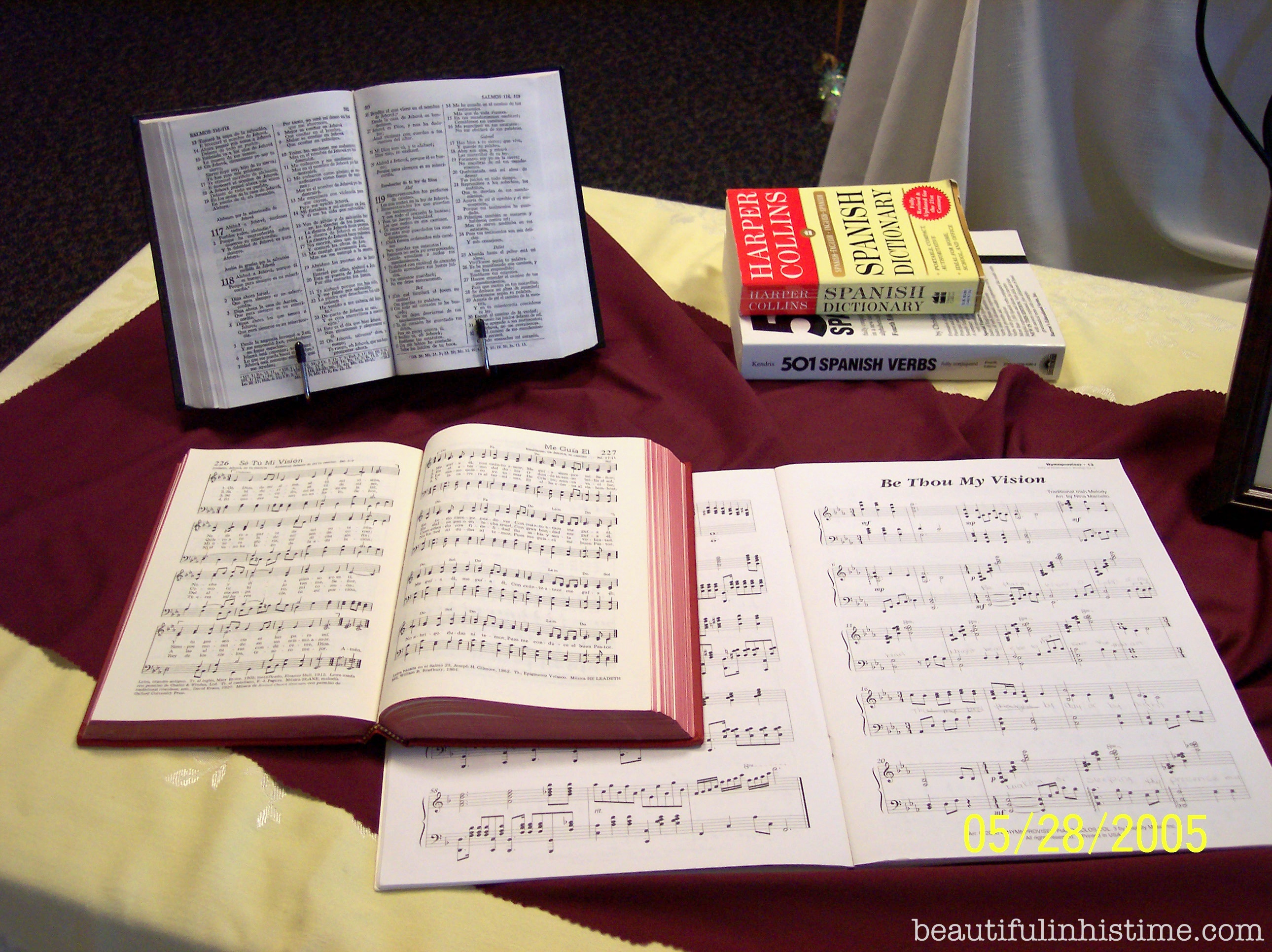 Spanish hymnal and Bible