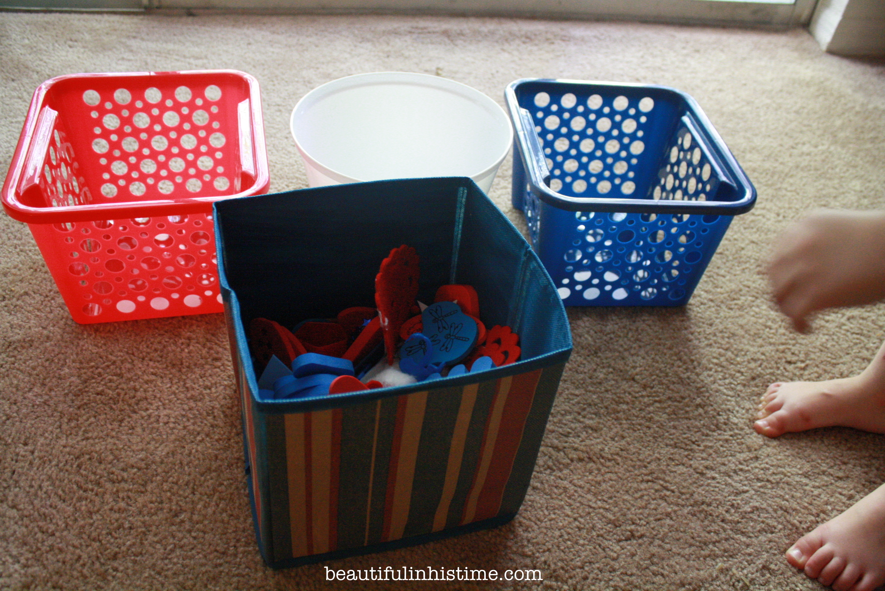 #patriotic 4th of July sensory bin and color sorting activity @beautifulinhistime.com #sensorybin #preschool #homeschool