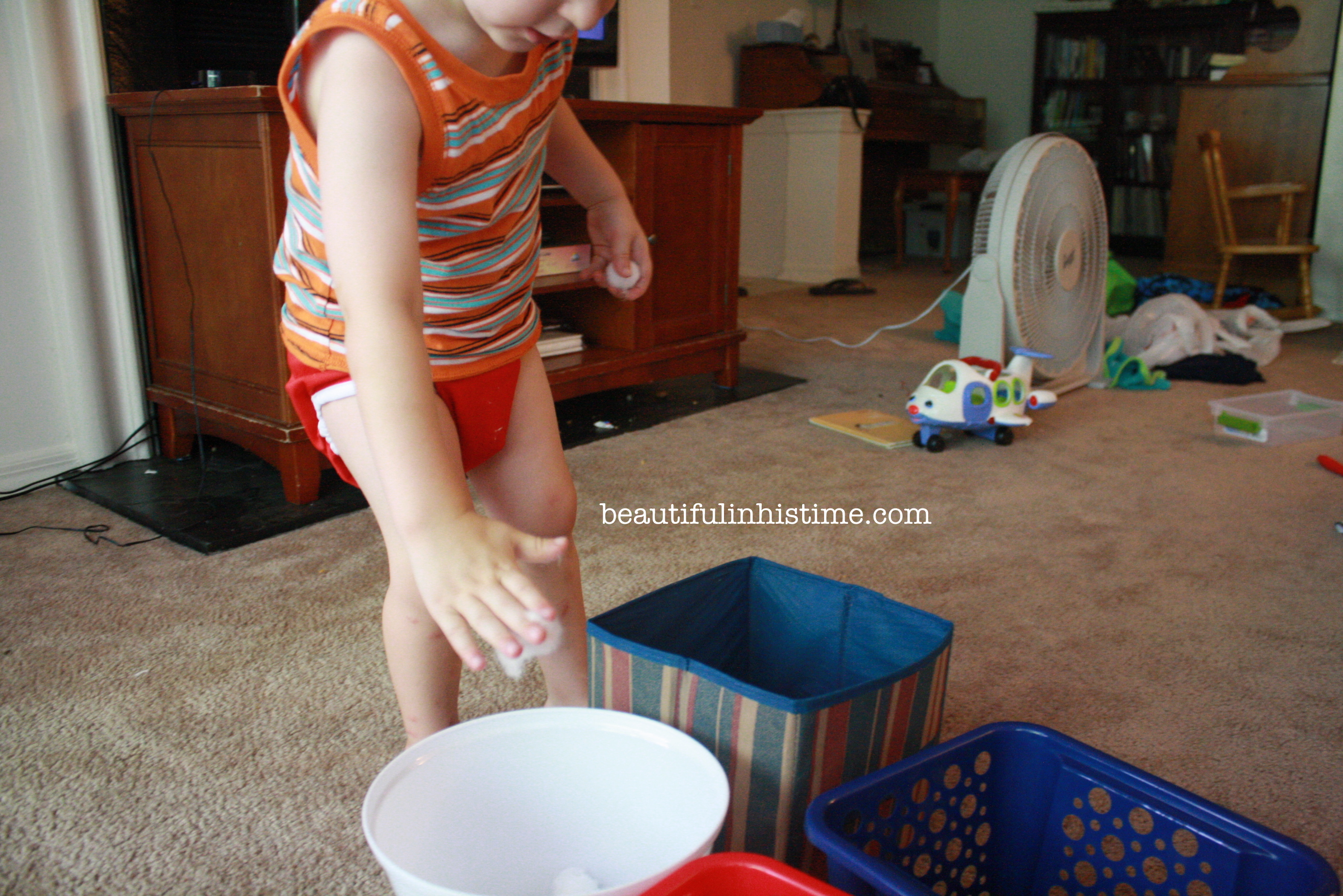 #patriotic 4th of July sensory bin and color sorting activity @beautifulinhistime.com #sensorybin #preschool #homeschool