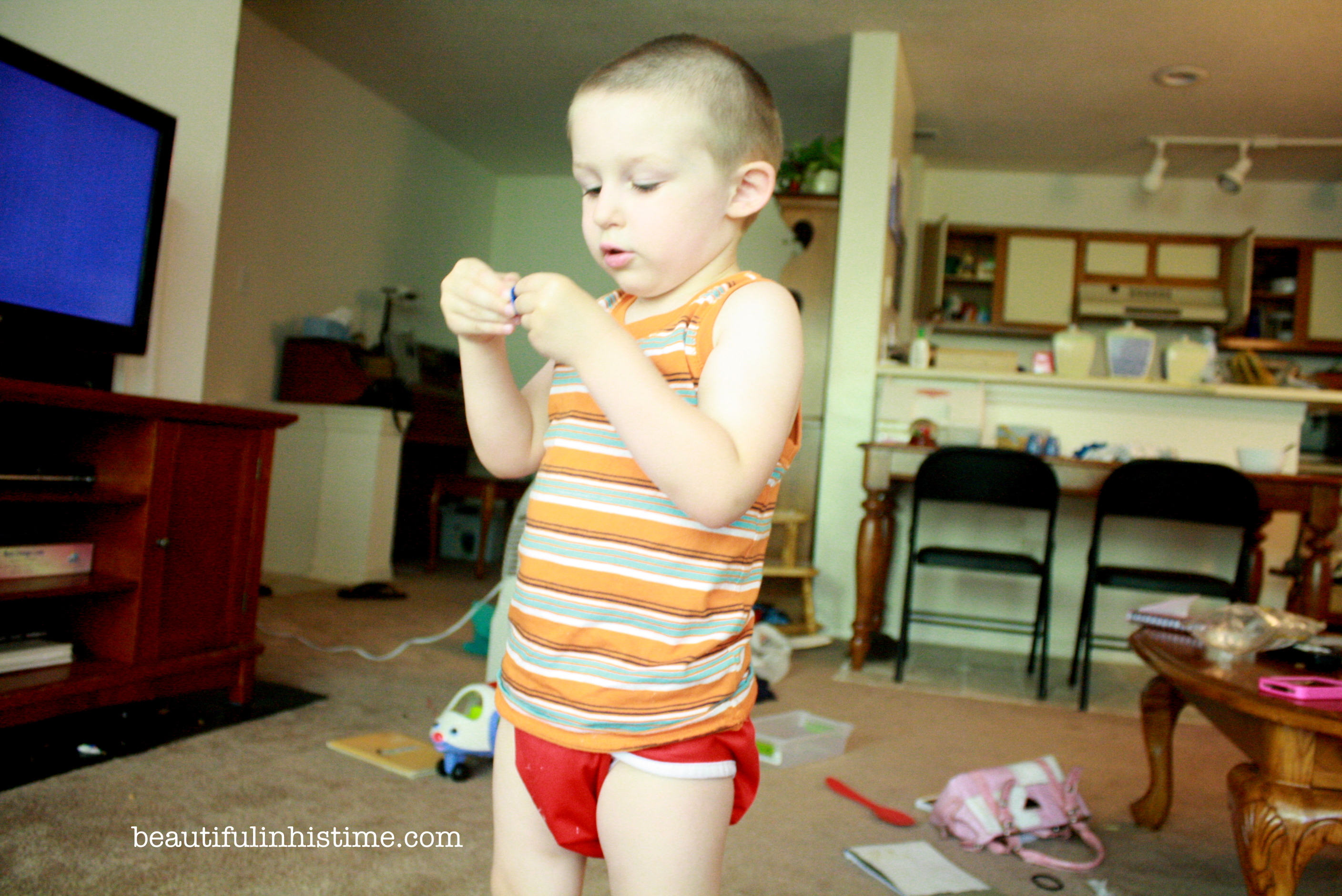 #patriotic 4th of July sensory bin and color sorting activity @beautifulinhistime.com #sensorybin #preschool #homeschool