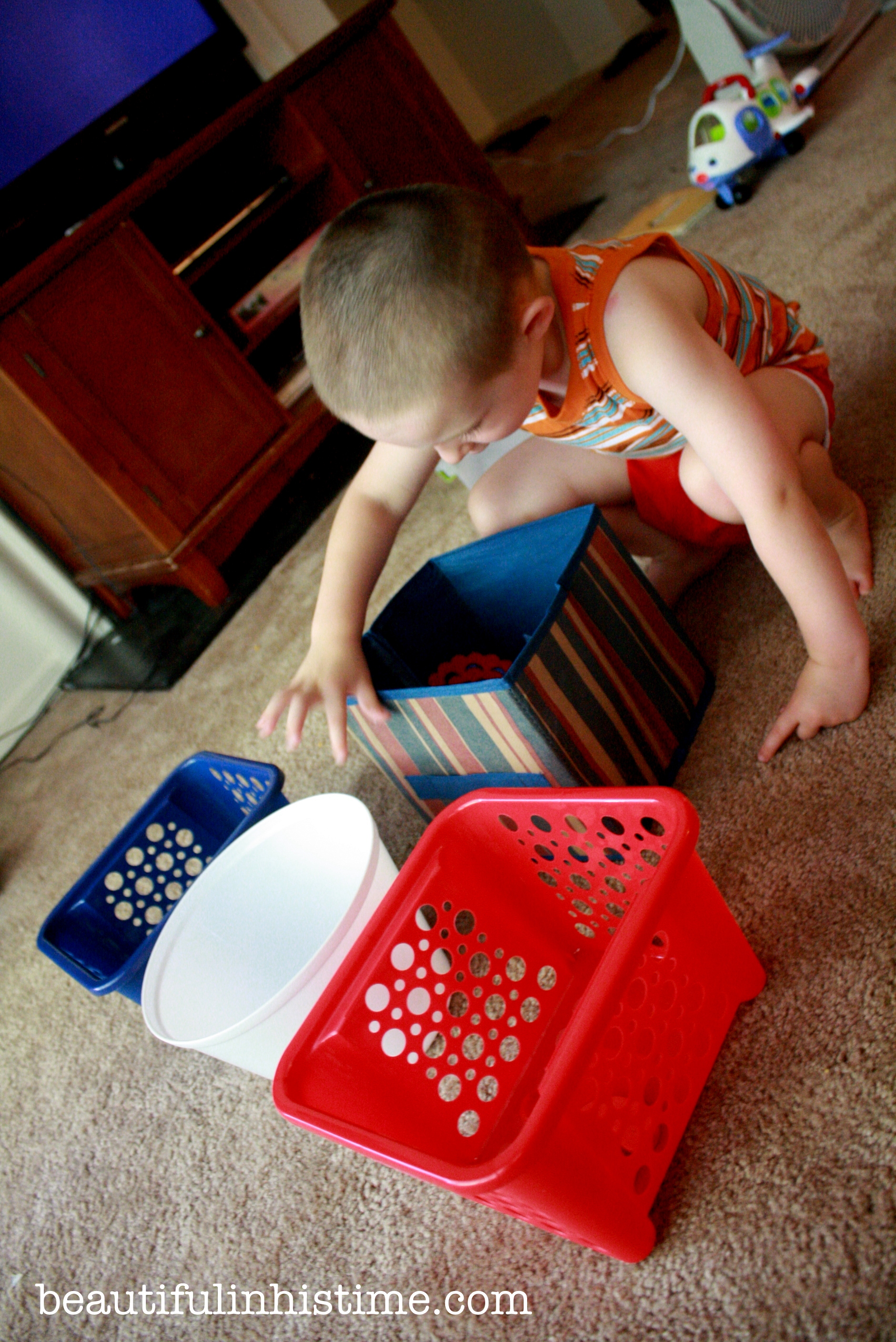 #patriotic 4th of July sensory bin and color sorting activity @beautifulinhistime.com #sensorybin #preschool #homeschool