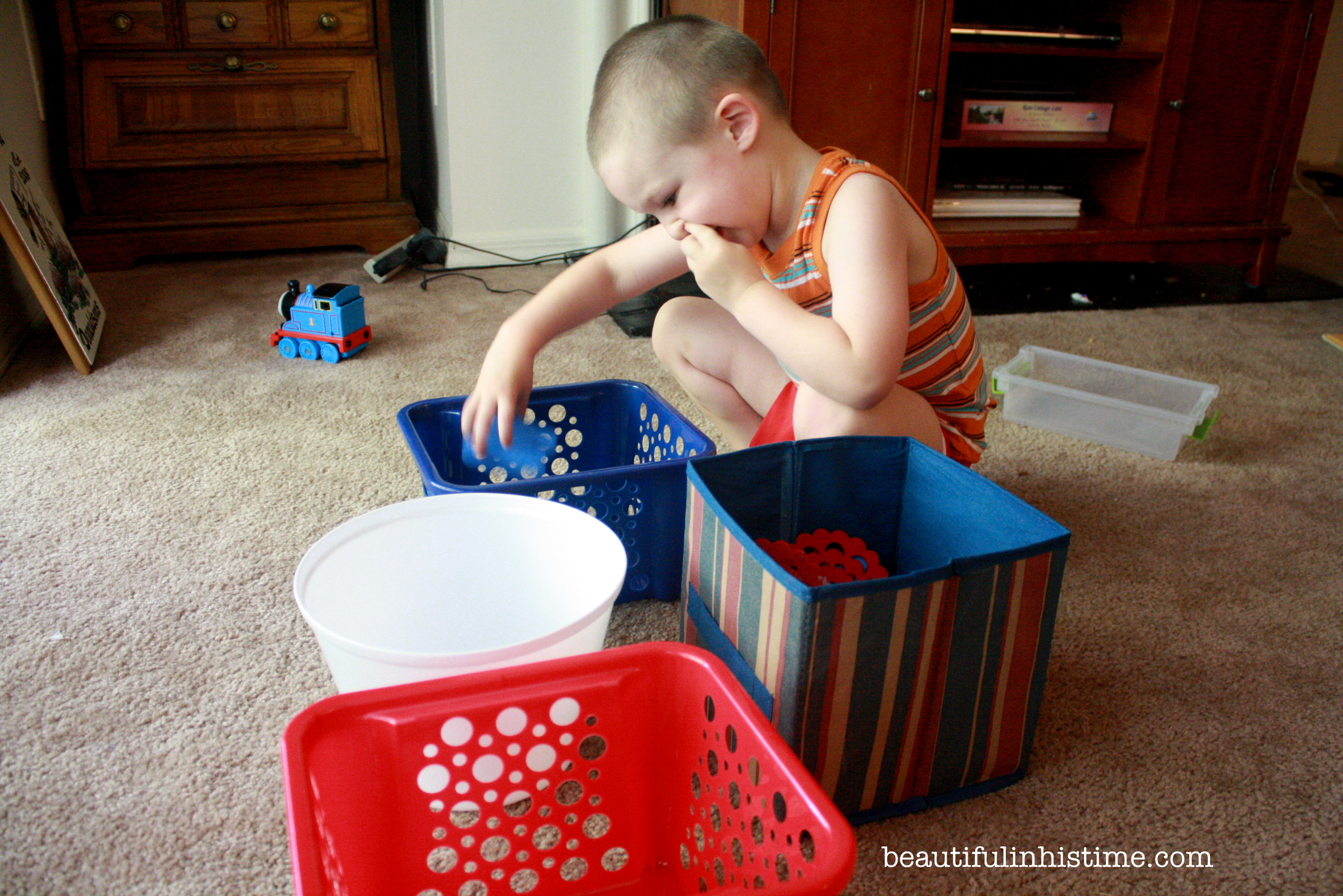 #patriotic 4th of July sensory bin and color sorting activity @beautifulinhistime.com #sensorybin #preschool #homeschool