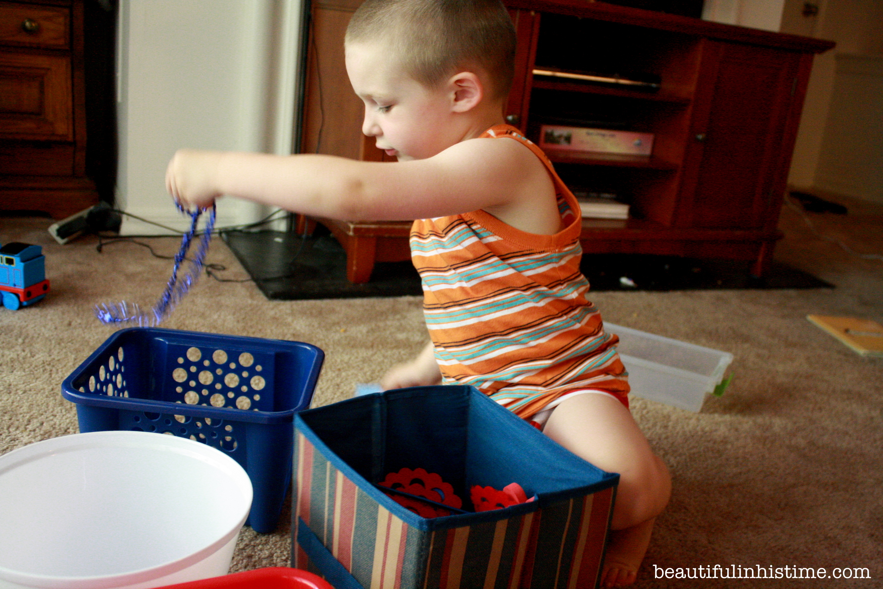 #patriotic 4th of July sensory bin and color sorting activity @beautifulinhistime.com #sensorybin #preschool #homeschool