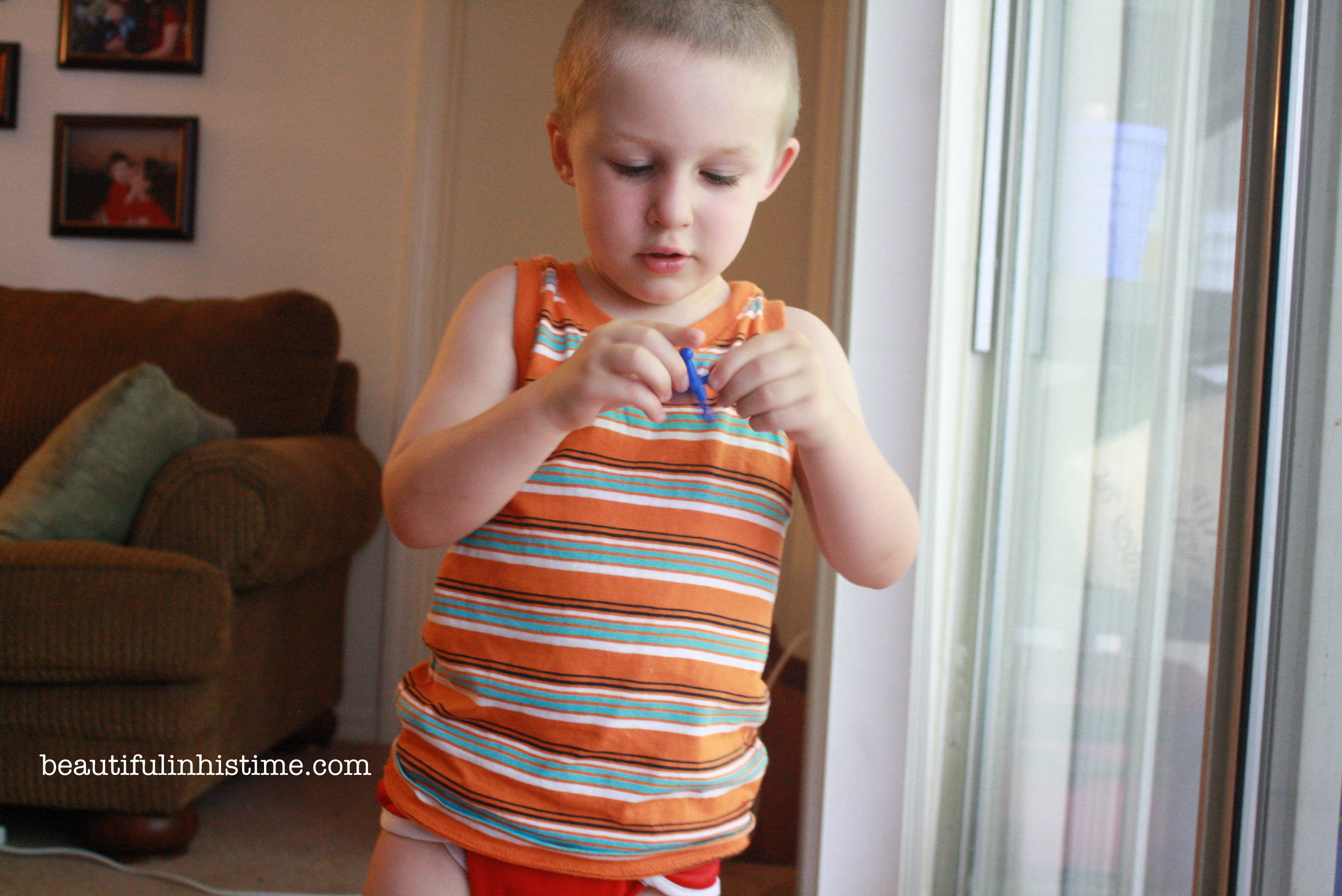 #patriotic 4th of July sensory bin and color sorting activity @beautifulinhistime.com #sensorybin #preschool #homeschool