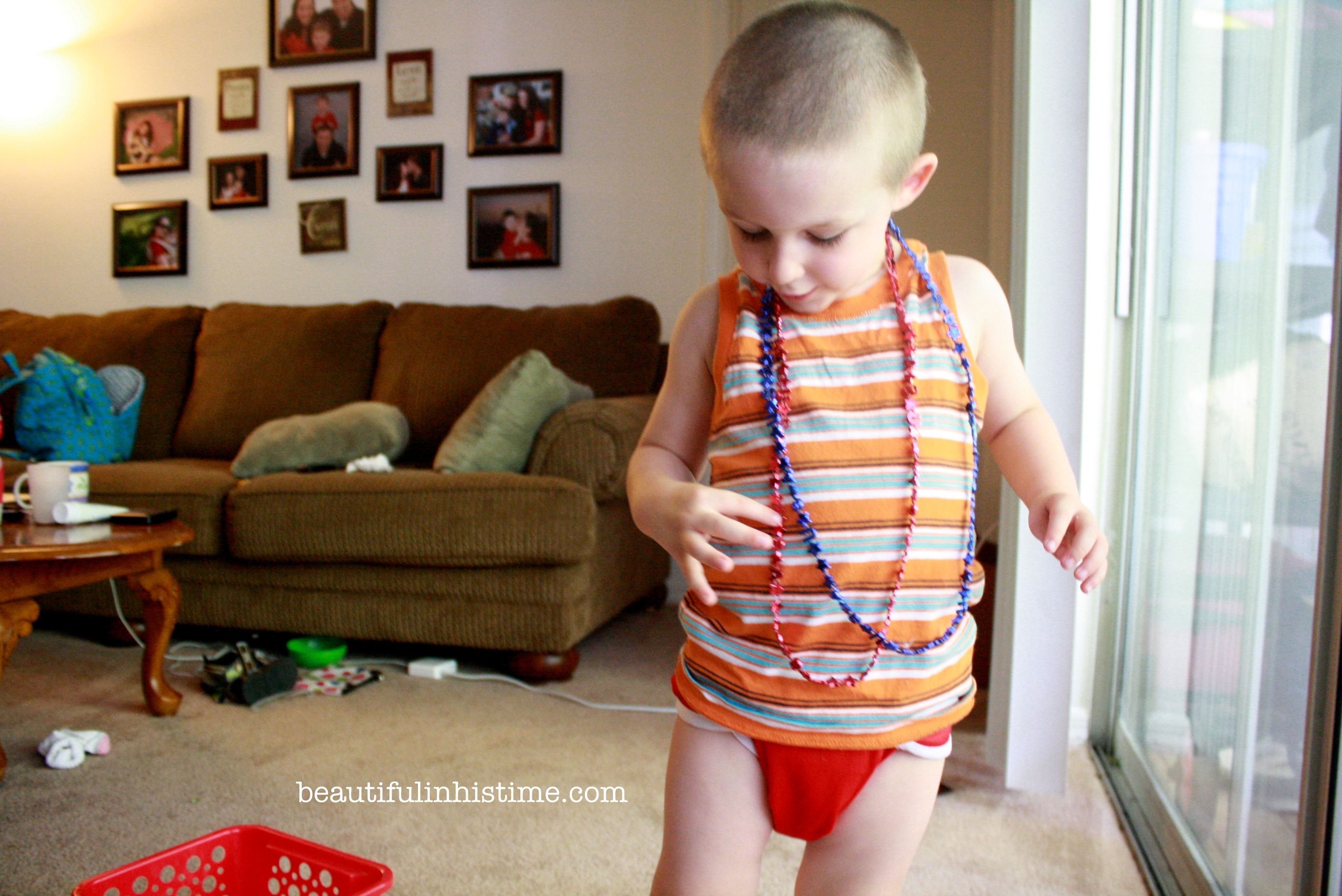 #patriotic 4th of July sensory bin and color sorting activity @beautifulinhistime.com #sensorybin #preschool #homeschool