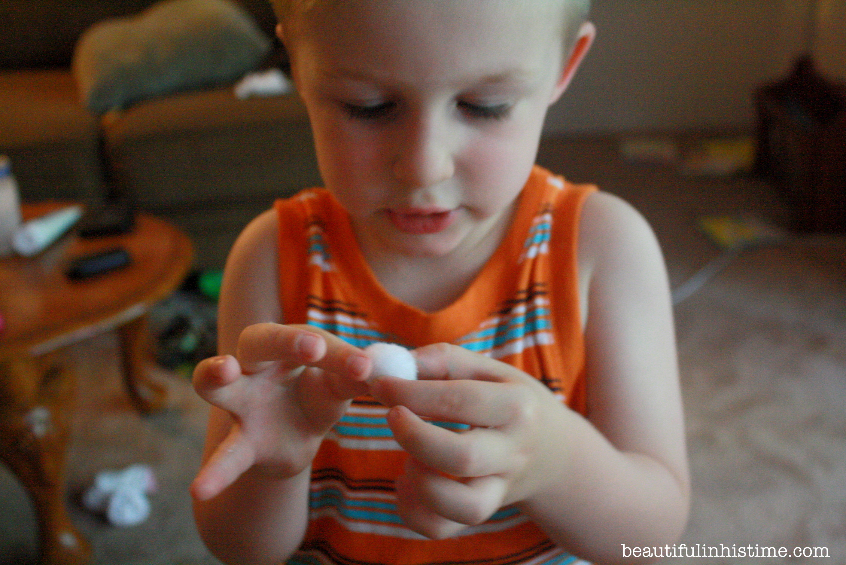 #patriotic 4th of July sensory bin and color sorting activity @beautifulinhistime.com #sensorybin #preschool #homeschool