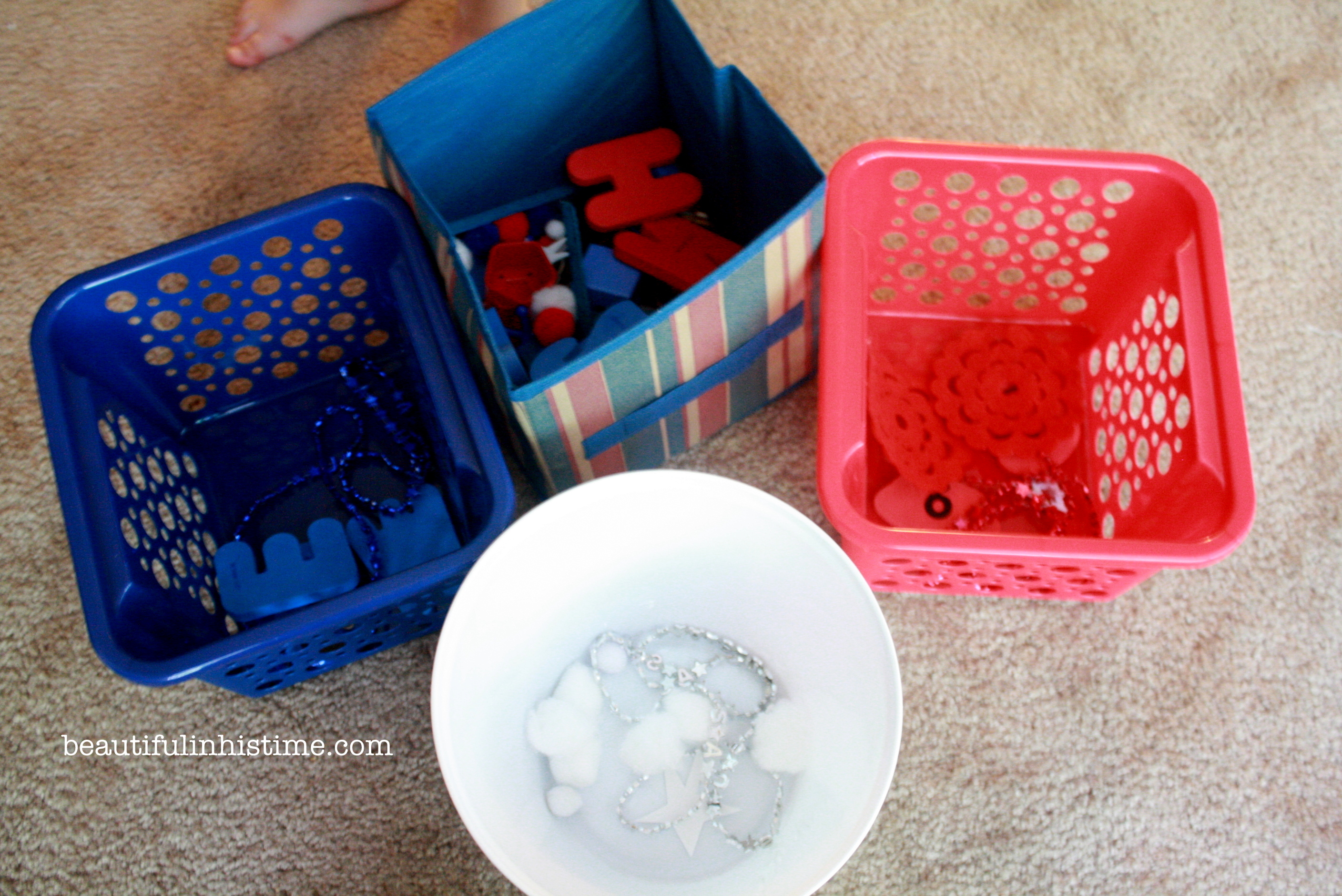 #patriotic 4th of July sensory bin and color sorting activity @beautifulinhistime.com #sensorybin #preschool #homeschool