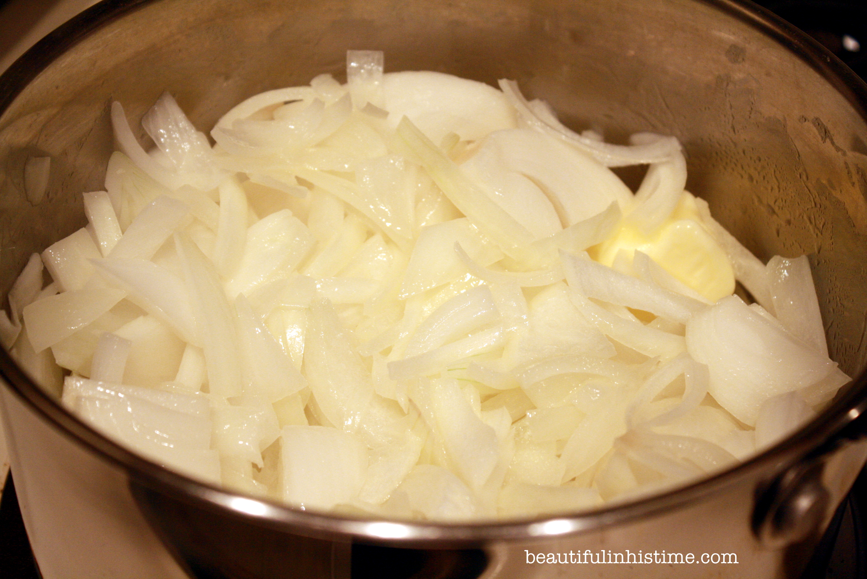 French onion soup recipe #comfortfood via Aprille beautifulinhistime.com @beautyinhistime